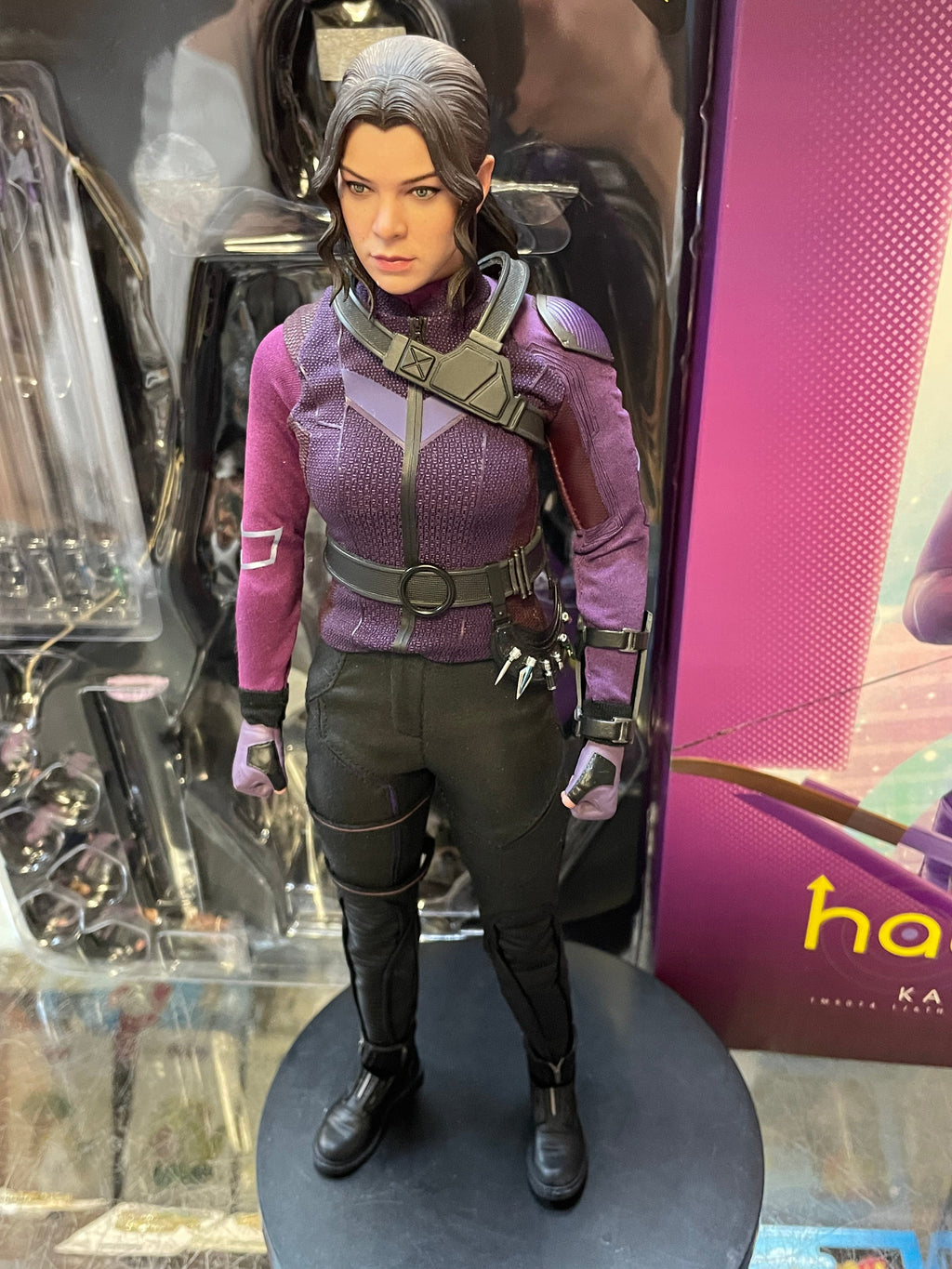 Kate Bishop TMS074 1/6 Scale (Marvel Hawkeye, Hot Toys) COMPLETE product image 2, provided for visual reference and product