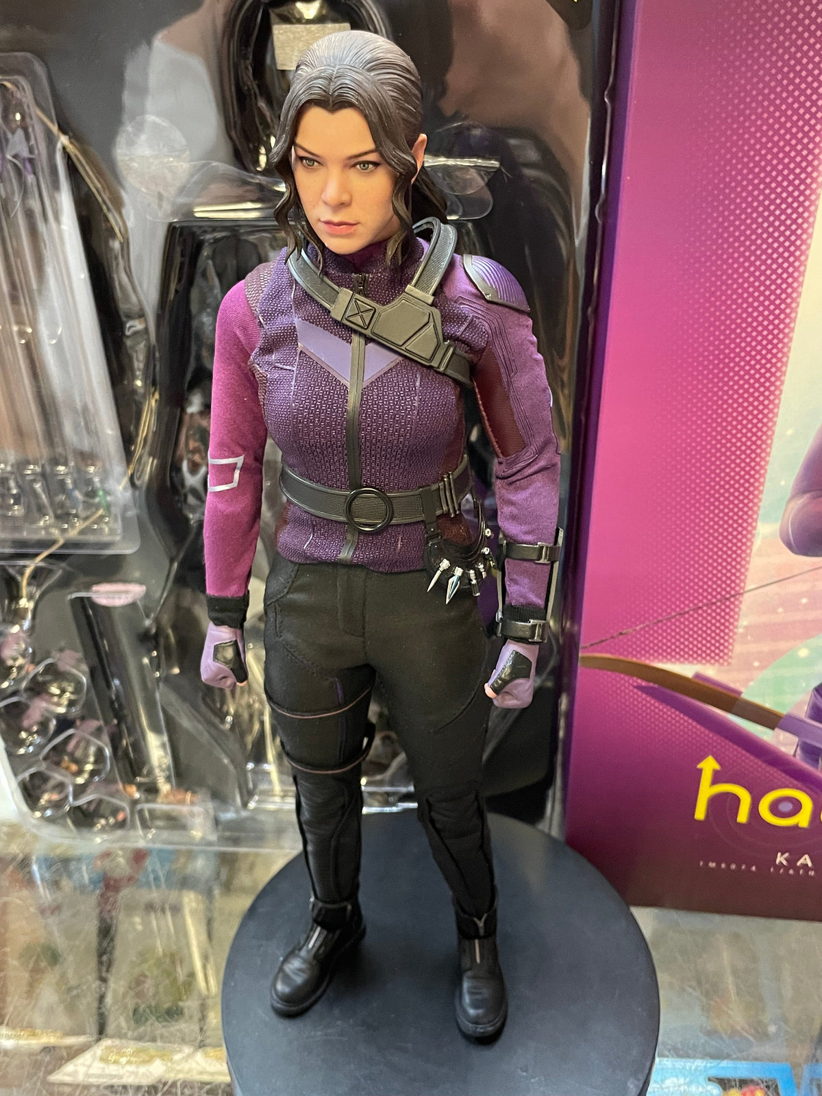Kate Bishop TMS074 1/6 Scale (Marvel Hawkeye, Hot Toys) COMPLETE product image 2, provided for visual reference and product