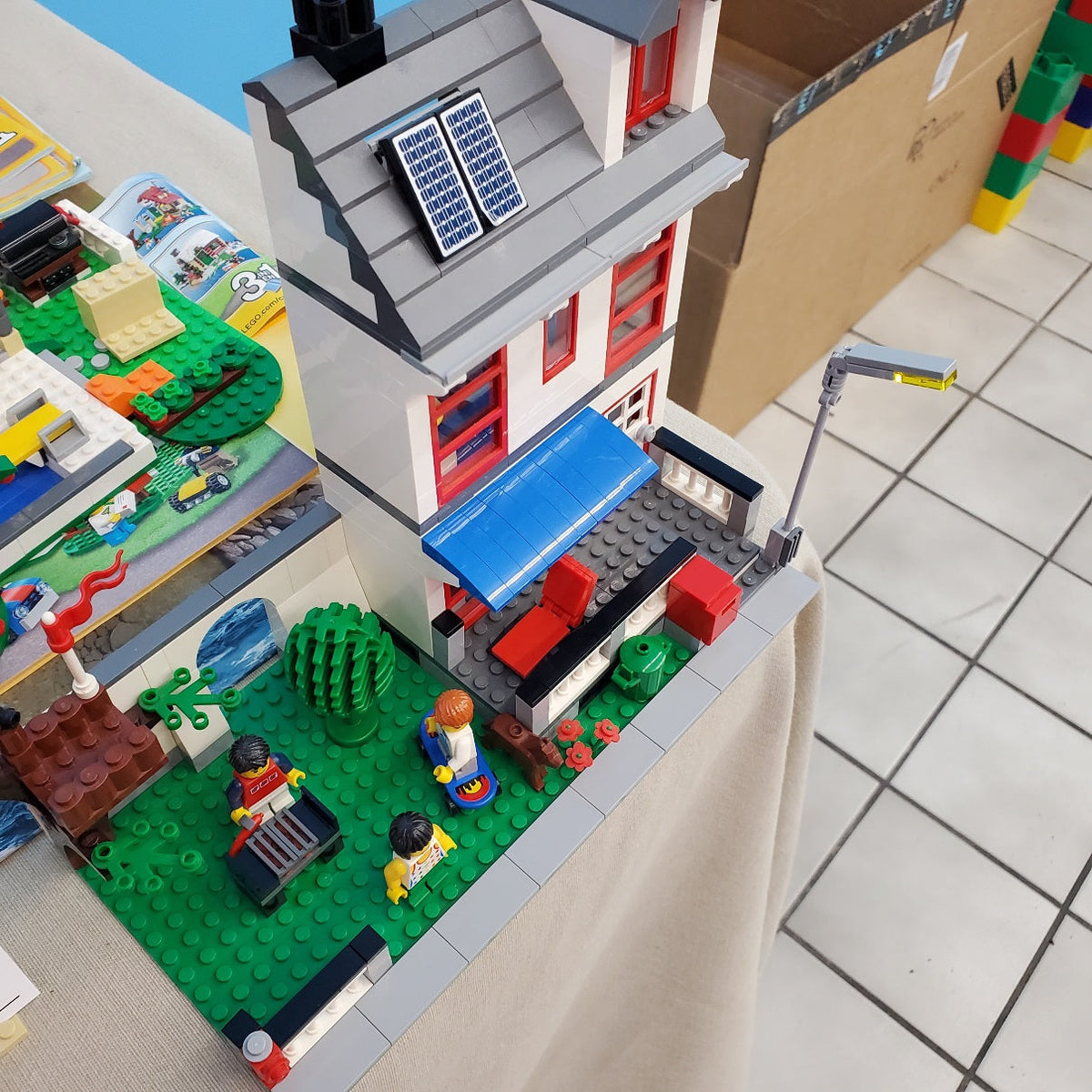 8403 Creator City House (Retired) (Previously Owned) product image 1, provided for visual reference and product detail review