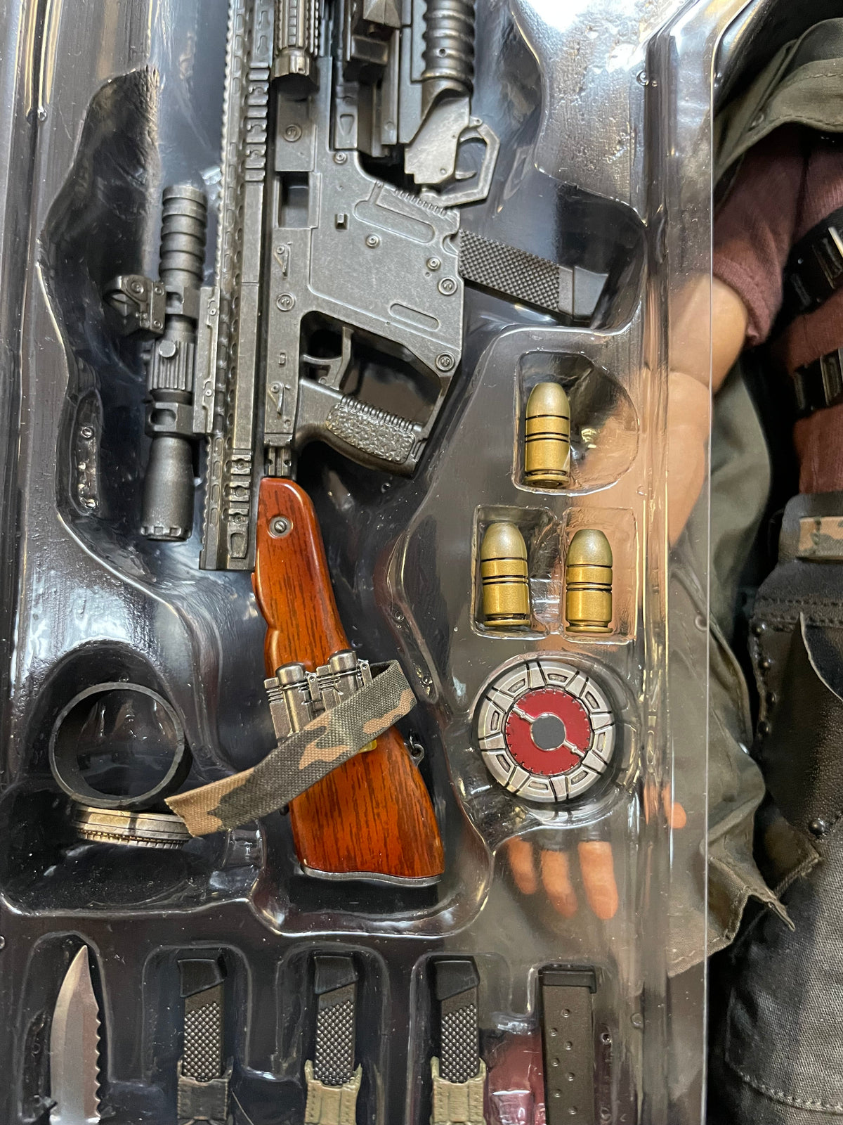 Cable With Exclusive Shield MMS583 1/6 Scale (Deadpool 2, Hot Toys) COMPLETE product image 16, provided for visual reference