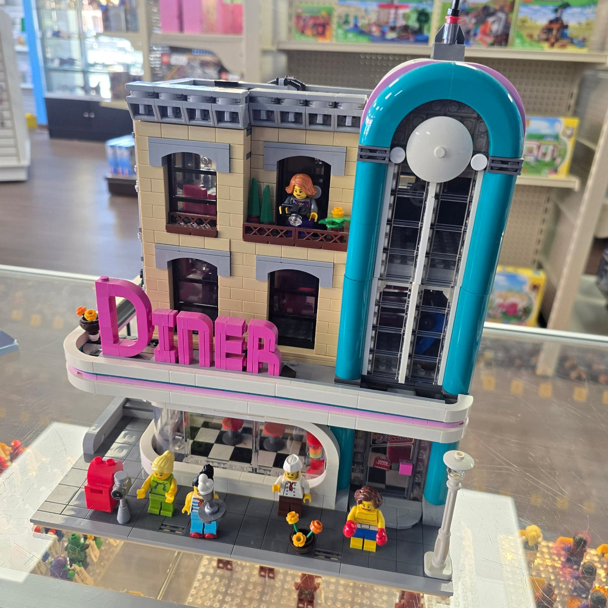 10260 Downtown Diner (Retired) (Previously Owned) product image 1, provided for visual reference and product detail review