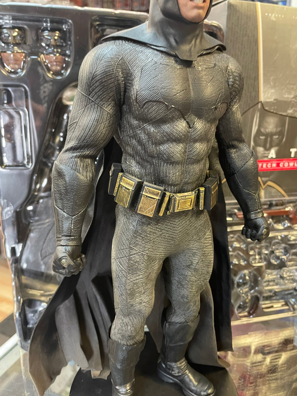 Batman With Tech Cowl MMS342 1/6 Scale (Batman VS Superman Dawn Of Justice, Hot Toys) COMPLETE product image 4, provided for