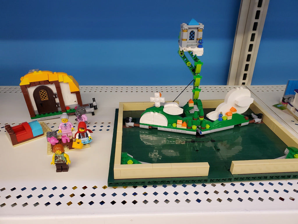 21315 Brick Tales Pop-Up Book (Previously Owned) (Retired) product image 1, provided for visual reference and product detail