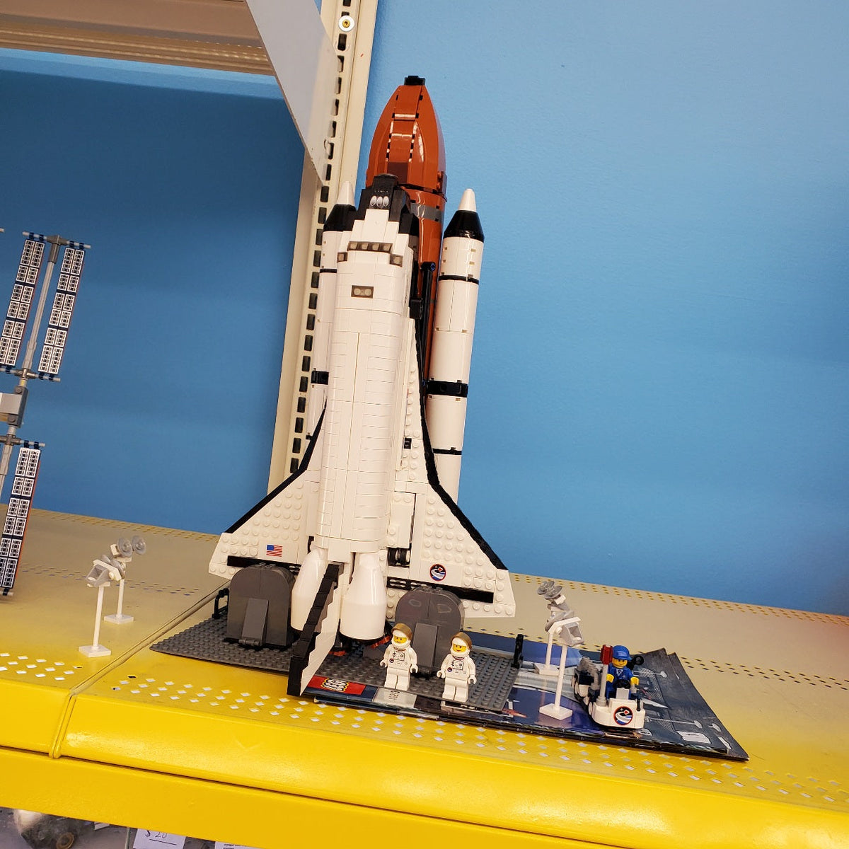 10213 Shuttle Adventure (Previously Owned) (Retired) product image 1, provided for visual reference and product detail review
