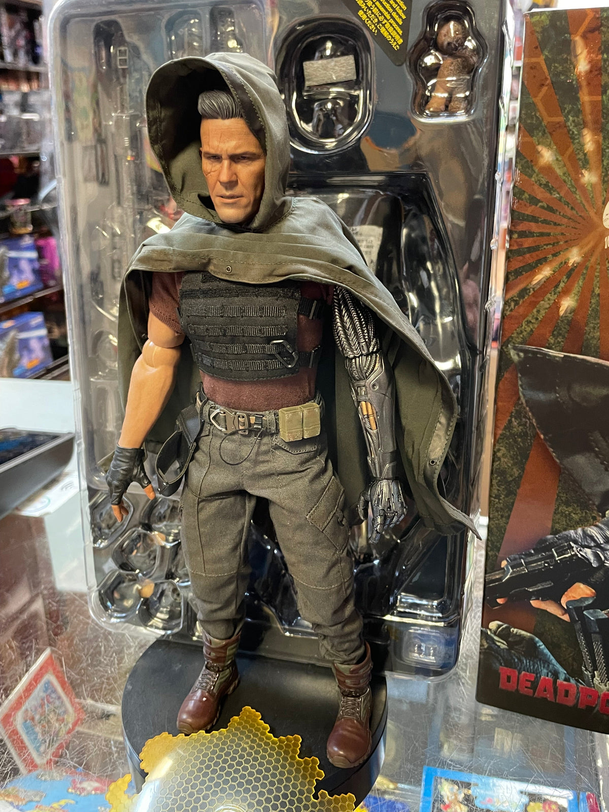 Cable With Exclusive Shield MMS583 1/6 Scale (Deadpool 2, Hot Toys) COMPLETE product image 2, provided for visual reference