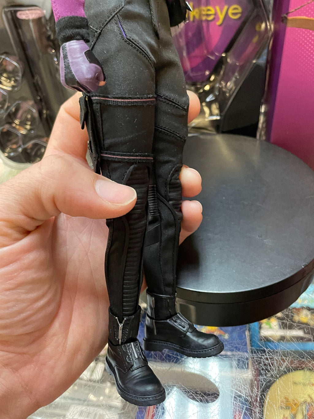 Kate Bishop TMS074 1/6 Scale (Marvel Hawkeye, Hot Toys) COMPLETE product image 8, provided for visual reference and product