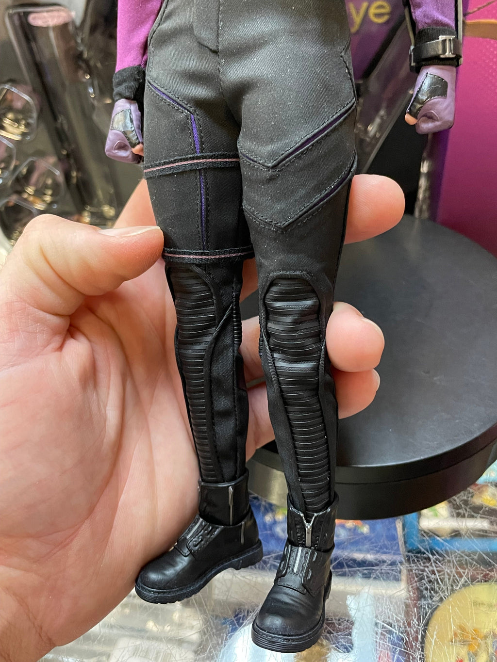 Kate Bishop TMS074 1/6 Scale (Marvel Hawkeye, Hot Toys) COMPLETE product image 9, provided for visual reference and product