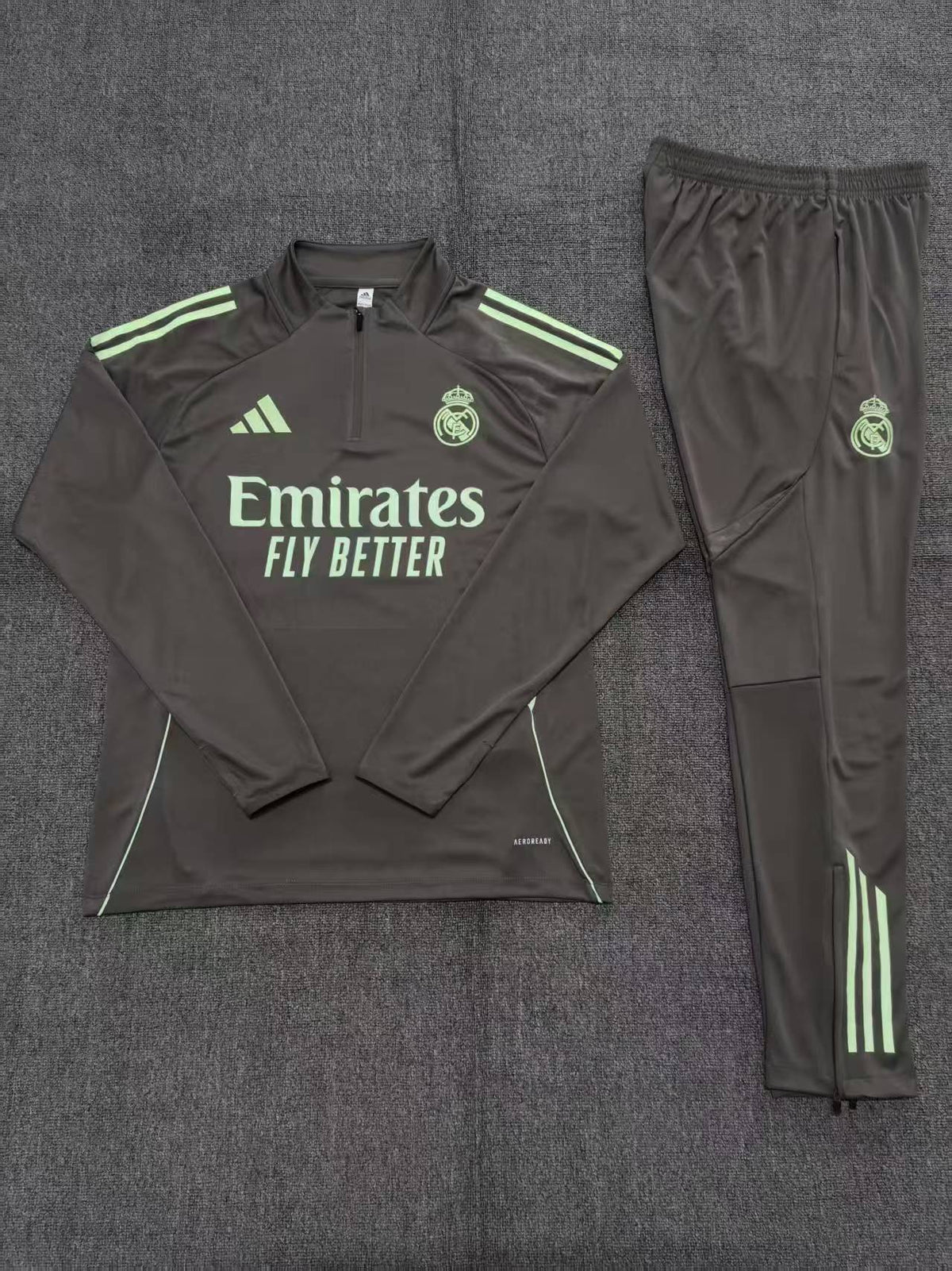 Kids Real Madrid Training Tracksuits 25/26 Football Kit product image 2