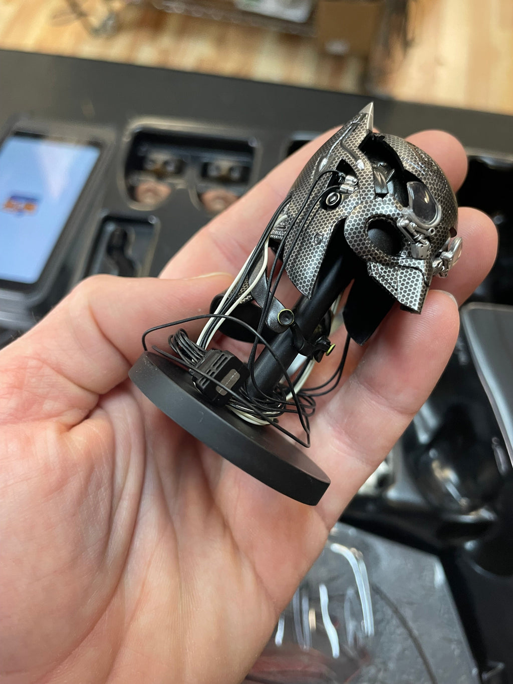 Batman With Tech Cowl MMS342 1/6 Scale (Batman VS Superman Dawn Of Justice, Hot Toys) COMPLETE product image 31, provided