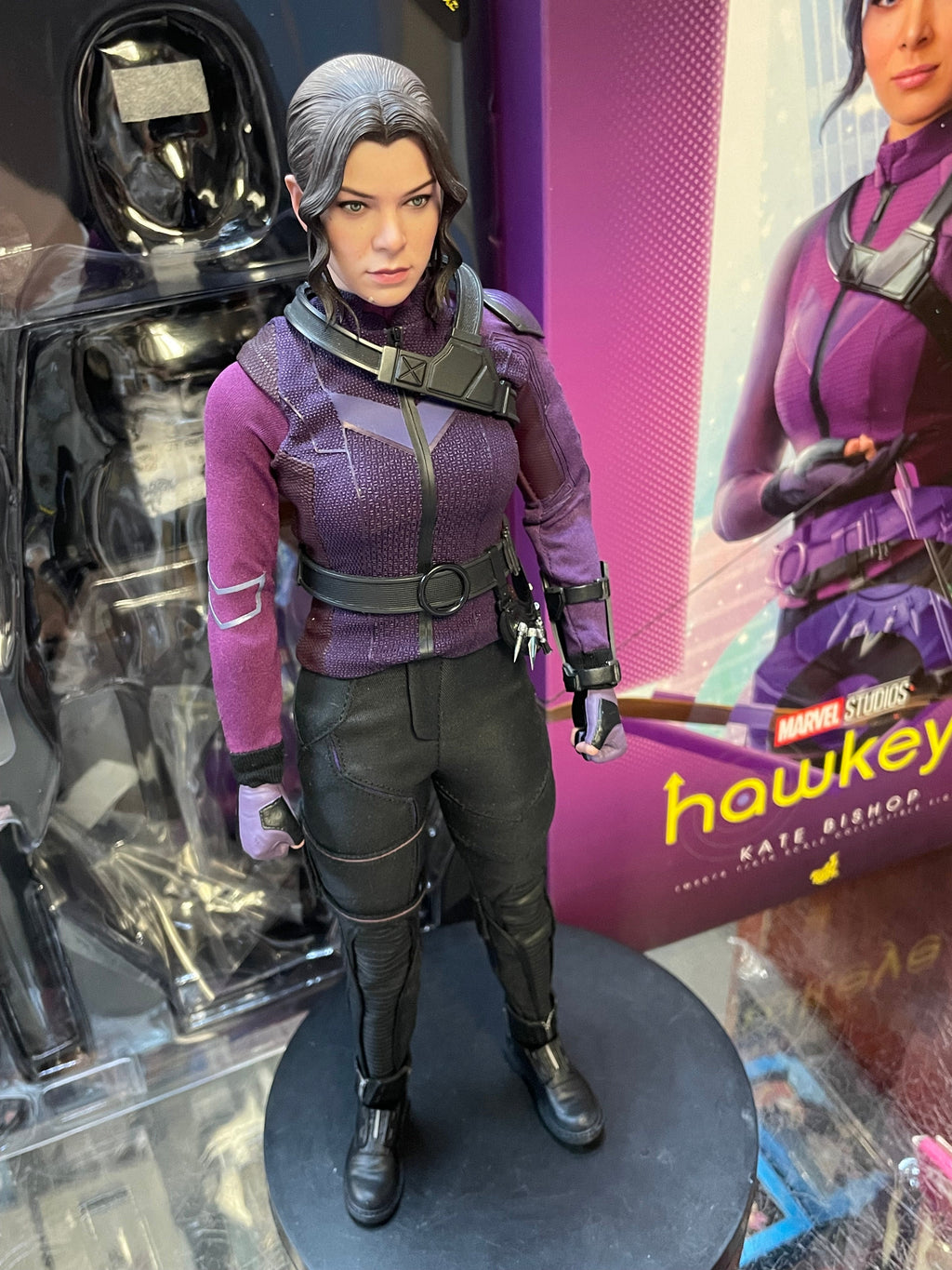 Kate Bishop TMS074 1/6 Scale (Marvel Hawkeye, Hot Toys) COMPLETE product image 3, provided for visual reference and product
