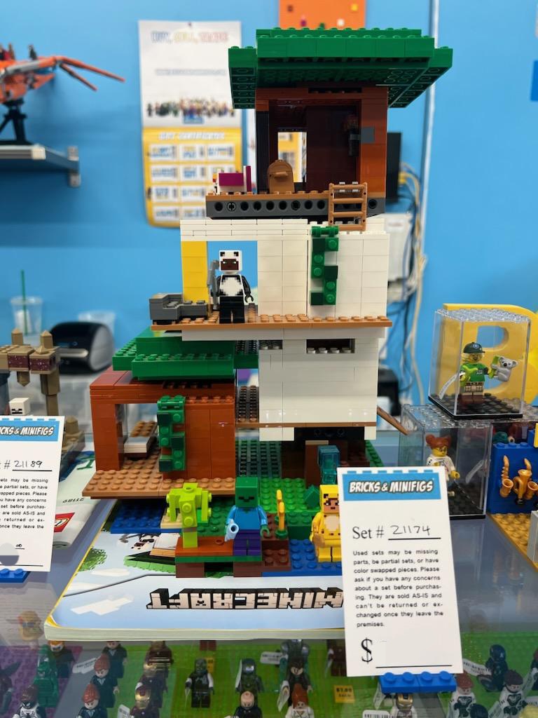 21174 Minecraft The Modern Treehouse (Retired) (Previously Owned) product image 1, provided for visual reference and product