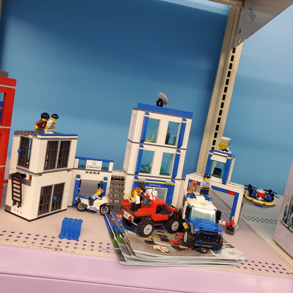 60246 Police Station (Retired) (Previously Owned) product image 1, provided for visual reference and product detail review