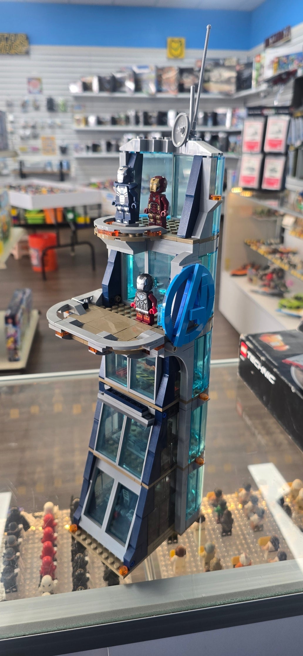 76166 Avengers Tower Battle (Retired) (Previously Owned) product image 1, provided for visual reference and product detail