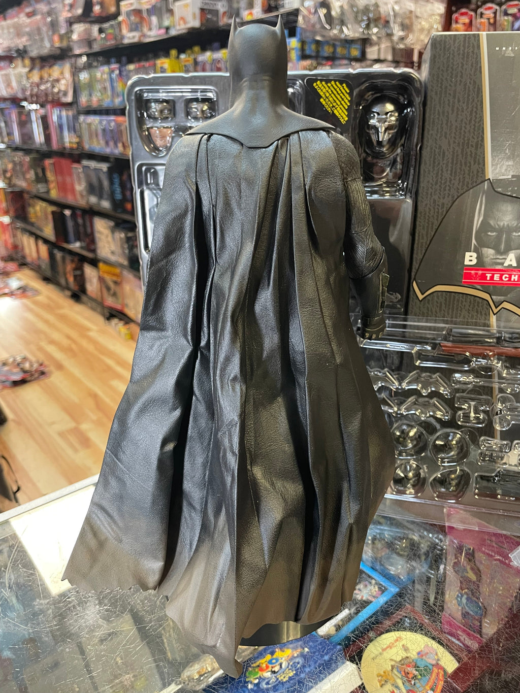 Batman With Tech Cowl MMS342 1/6 Scale (Batman VS Superman Dawn Of Justice, Hot Toys) COMPLETE product image 9, provided for