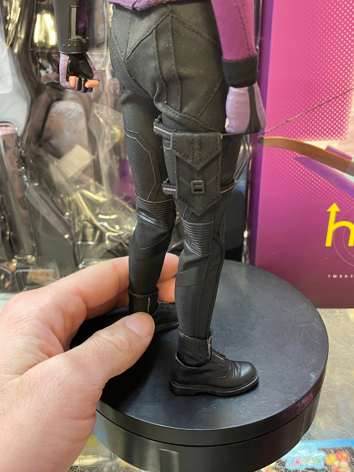Kate Bishop TMS074 1/6 Scale (Marvel Hawkeye, Hot Toys) COMPLETE product image 10, provided for visual reference and product