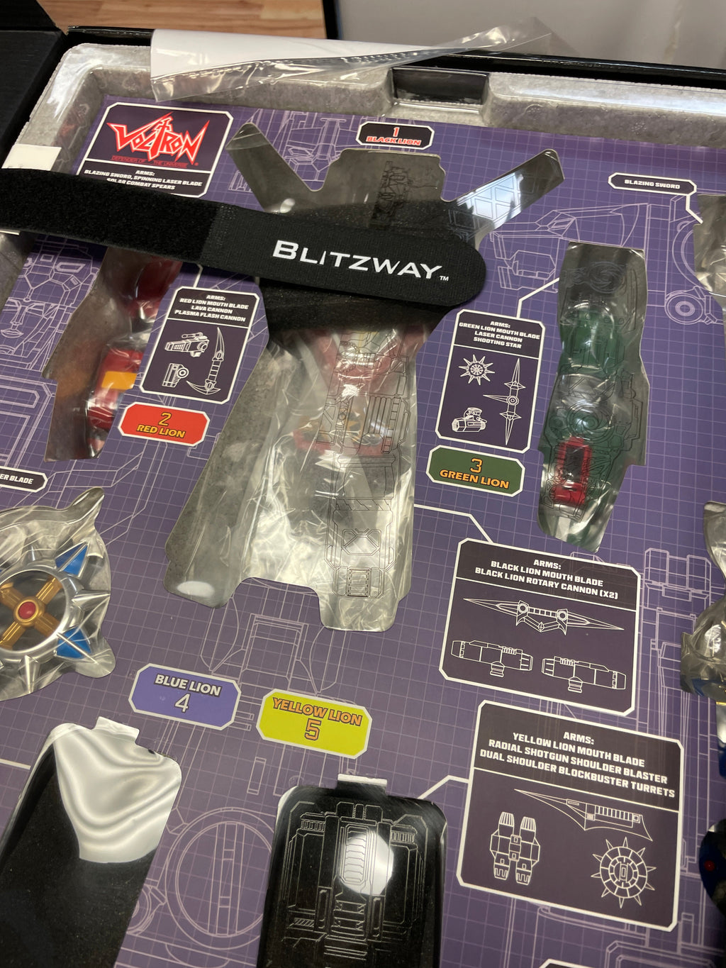 Carbotix Voltron SPRO-CA10401 (Voltron Defenders of the Universe, Blitzway) Open Box product image 5, provided for visual