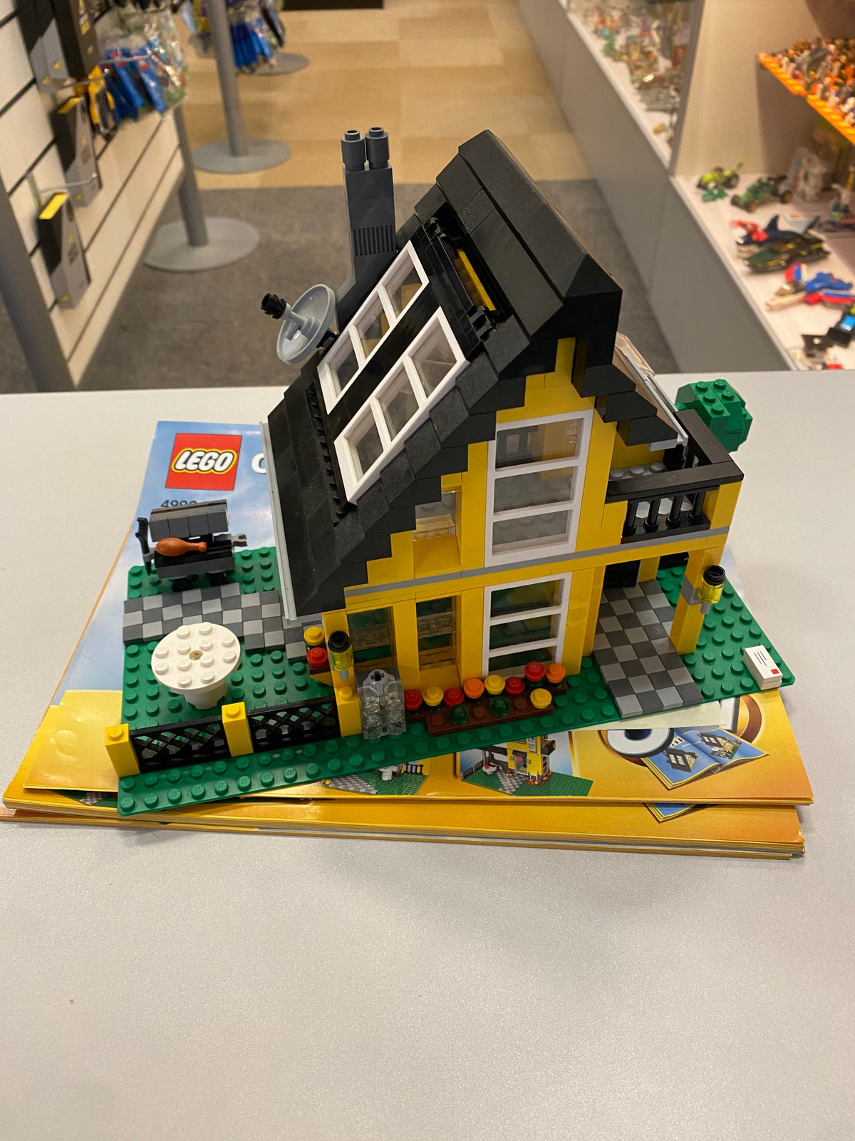 4996 Creator Beach House (Retired) (Previously Owned) product image 1, provided for visual reference and product detail