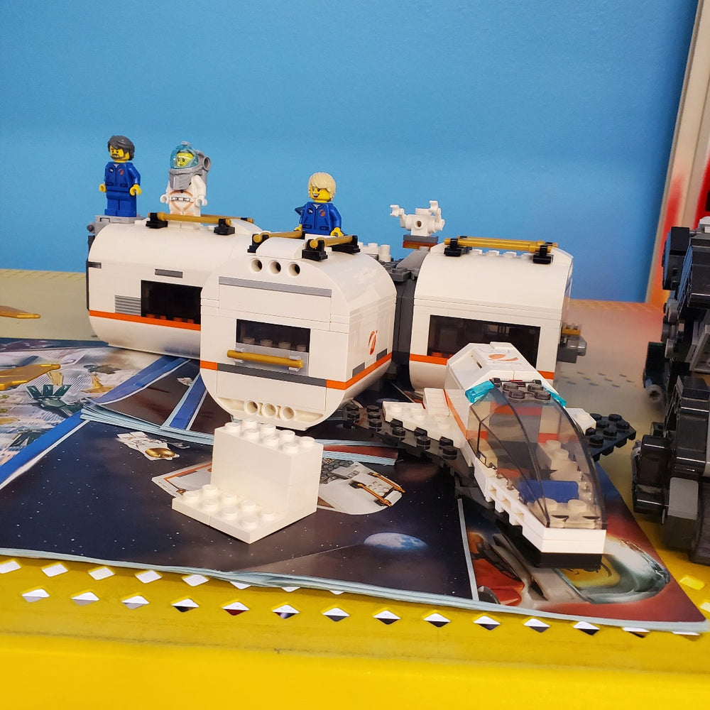 60227 Lunar Space Station (Retired) (Previously Owned)