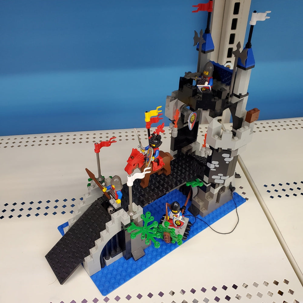 6078 Castle Royal Drawbridge (Retired) (Previously Owned)