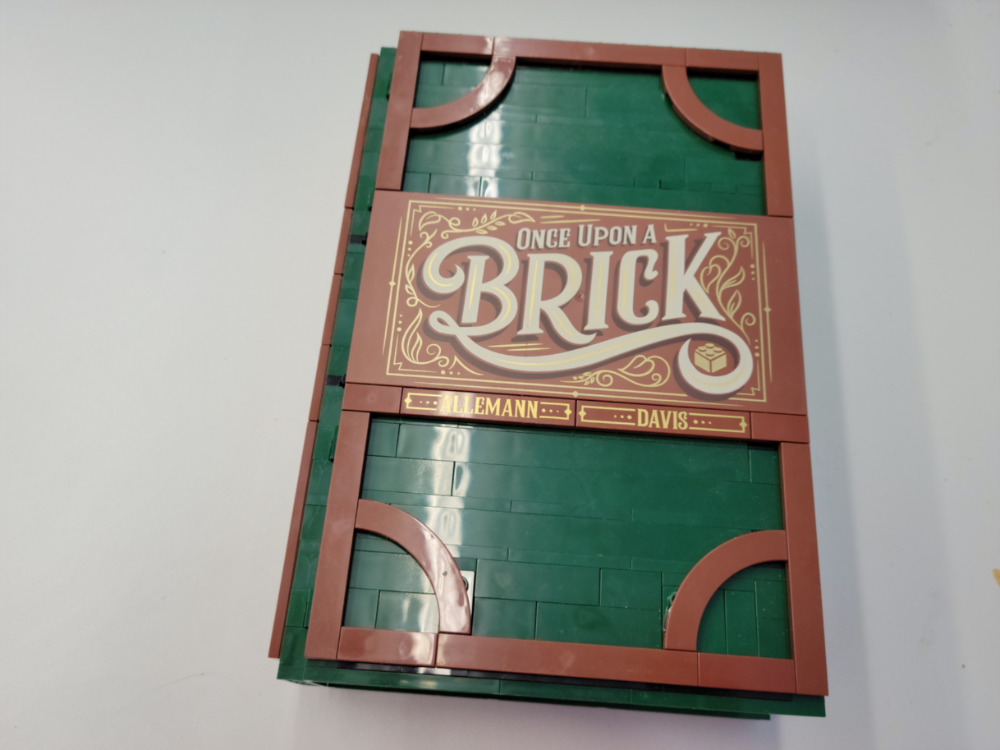 21315 Brick Tales Pop-Up Book (Previously Owned) (Retired) product image 2, provided for visual reference and product detail